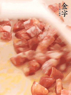 香腸炒出油脂，加入蠶豆煸炒