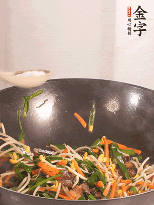 炒合菜：金字醬油肉、綠豆芽、韭菜