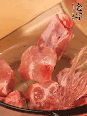 排骨冷水下鍋，加料酒、姜片，煮開綽水
