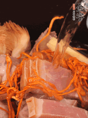 將所有食材一起倒進鍋中，加水沒過食材，燉煮30分鐘即可