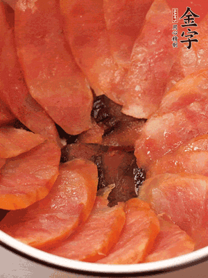 深碗涂抹豬油，頂端鋪枸杞，間隔鋪上香腸、醬油肉片