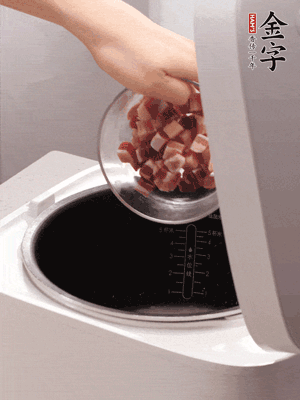 鍋中倒入豬油，油熱后炒熟上海青，給倒少許鹽調味