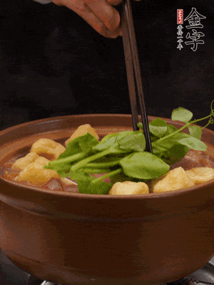 加筒骨煲的經(jīng)典配菜：金字土香腸、油豆腐、千張蓋上蓋子燜一會兒，耐心等候10分鐘。