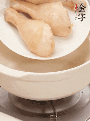 雞腿、火腿、干貝、蒜頭放入砂鍋內(nèi)燉1小時