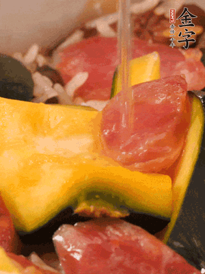 倒入溫開水，水量高出米面一個指節(jié)。