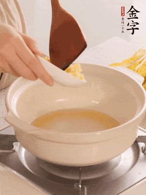 鍋里留少量底油煸香火腿和姜末。