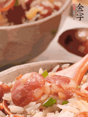 開(kāi)蓋后，沿鍋邊淋2大勺花生油，大火烤出鍋巴。輕輕翻拌一下，撒點(diǎn)蔥花。