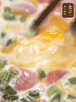 三個(gè)全蛋中加適量牛奶、鹽、黑胡椒粉、臘腸、蔥花攪拌均勻