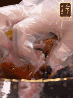 排骨洗凈后（蠔油、生抽、老抽、鹽、糖、淀粉、豆豉、蒜蓉、姜絲）腌制30分鐘