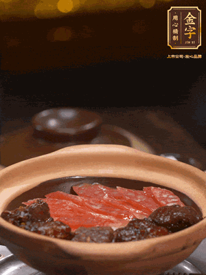 鋪上臘腸和排骨，鍋邊淋一圈油，小火煲10分鐘