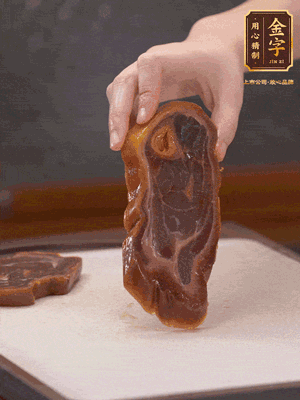 處理節(jié)瓜，刮掉表層的皮和毛，洗凈后去掉瓜蒂，切大塊