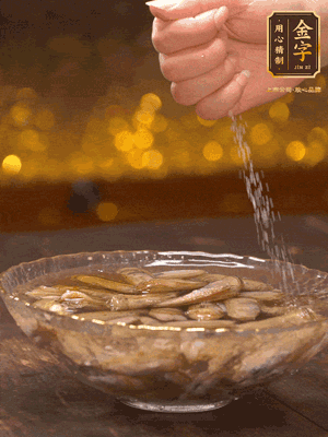 鮮活蟶子反復(fù)沖洗干凈，水中加鹽、芝麻香油浸泡30分鐘吐沙