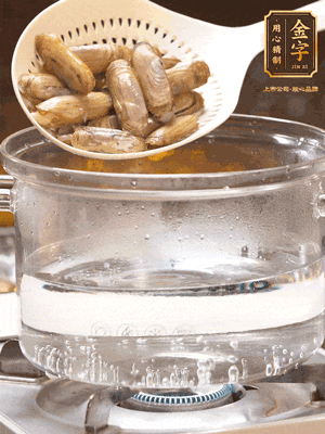 煮一鍋沸水，下蟶子汆燙30秒，撈出浸入冰水，取出蟶子肉