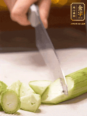 絲瓜去皮，切滾刀塊