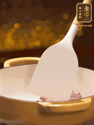 油溫7成熱，下蒜末、咸肉略微煸炒，再下絲瓜