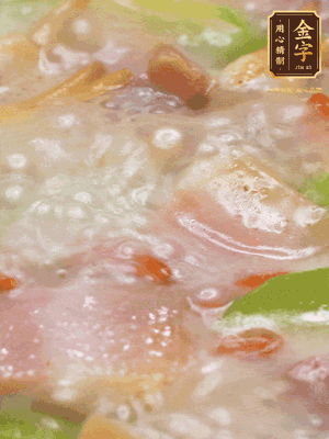 最后下蟶子，一點白胡椒調(diào)味，煮到白色湯汁出來。撒點枸杞點綴