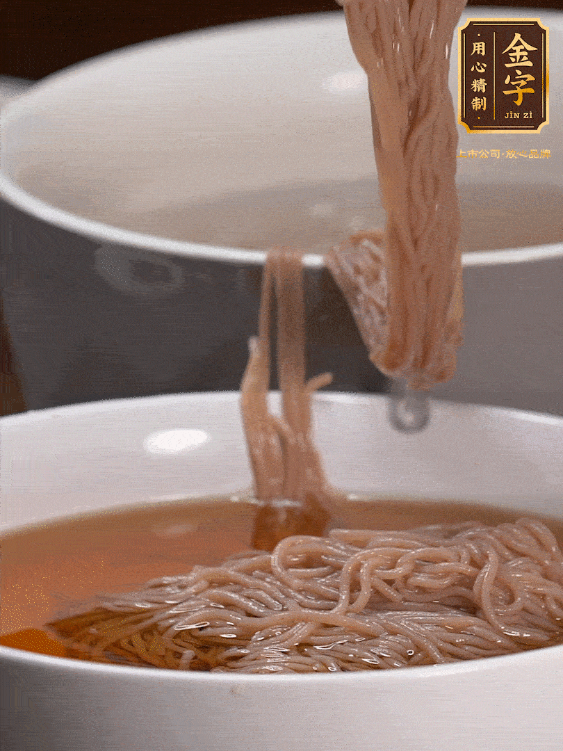 蘋果醋，一點(diǎn)鹽、糖、醬油，兌入涼白開水調(diào)成簡易冷面湯，放水箱冷藏