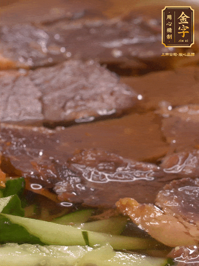 養(yǎng)麥冷面，涼水中清洗浸泡5分鐘，沸水中煮3分鐘，涼水漂洗沖涼