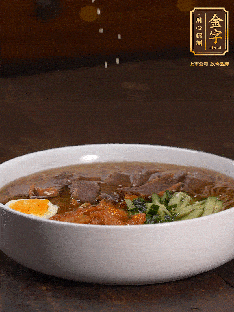 放入冰涼的冷面湯碼上黃瓜絲、泡菜、牛肉、雞蛋，撒點(diǎn)白芝麻