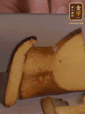 2個(gè)牛肝菌切丁，1個(gè)牛肝菌切片；金字香腸1根切丁，1根切片