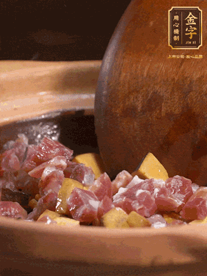 熱油下蒜片，倒入香腸丁、牛肝菌丁翻炒出香味