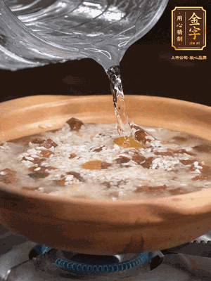 再倒入泡了30分鐘的大米翻拌均勻，加水稍微沒(méi)過(guò)（米水比例1:1），中火燜煮，到冒大泡，大致5分鐘