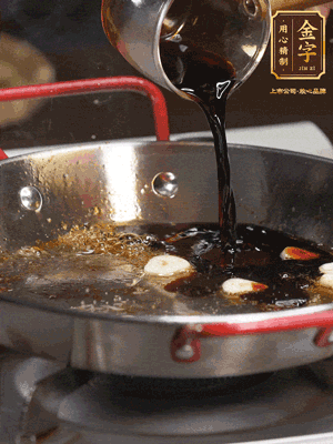 煲飯期間，用油煎熟牛肝菌。再用底油加醬油、蒜片調(diào)出鮮美醬汁