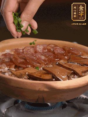 最后鋪上牛肝菌，爭(zhēng)分奪秒地倒上醬汁，撒點(diǎn)小蔥花