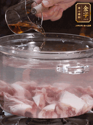 老鴨切塊，鍋里水煮開，鴨肉加姜片、料酒焯水