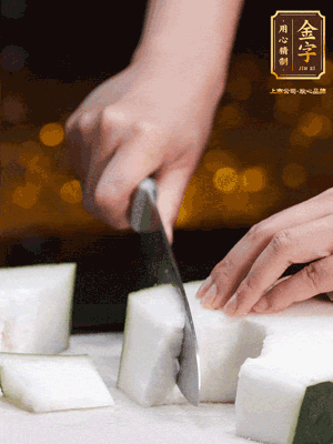 薏米提前浸泡好。冬瓜帶皮洗凈切塊