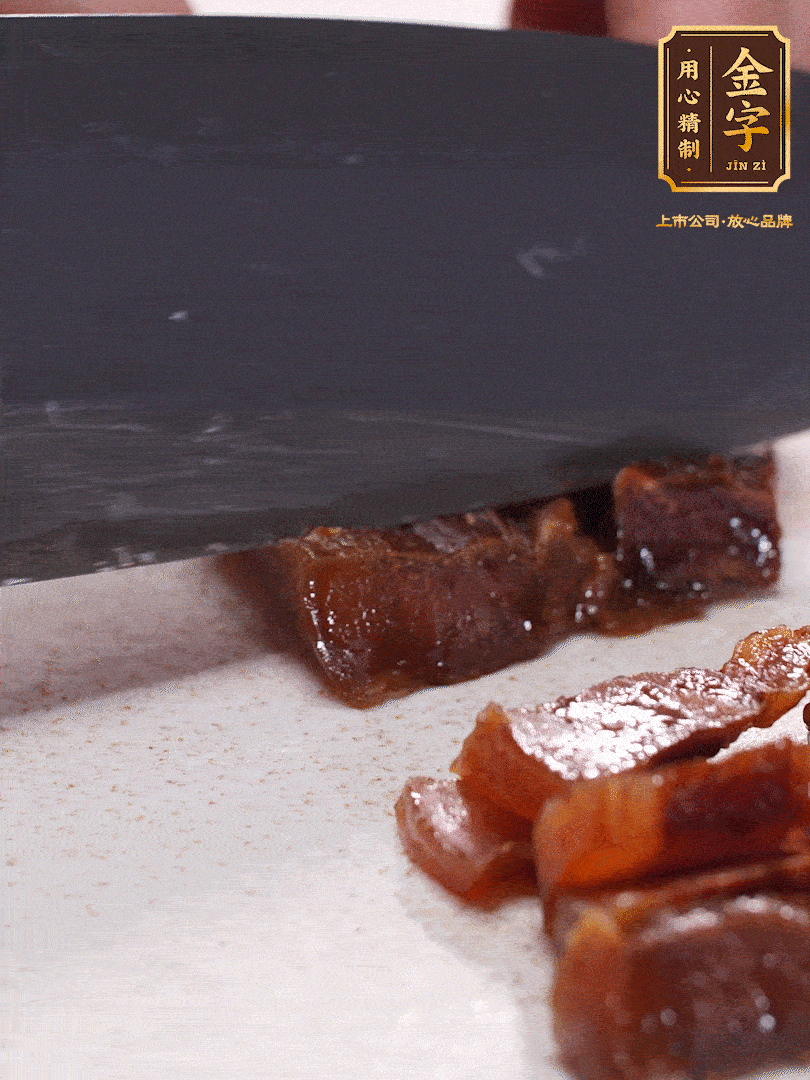 金字臘肉水煮10分鐘，切片