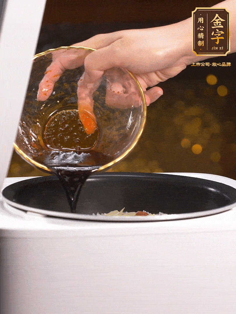 煮好后，淋上醬汁：2勺生抽、1勺老抽、1勺蠔油、半勺白糖、半勺香油、1勺水