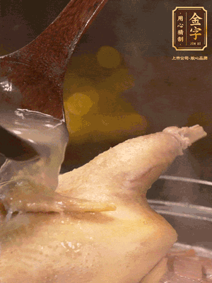 大火燒開(kāi)后，撇去浮沫。轉(zhuǎn)小火燉2個(gè)小時(shí)