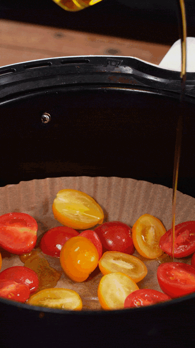 小番茄撒鹽胡椒，空氣炸鍋烤10分鐘至表面變皺