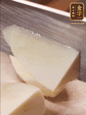 茭白去殼，底部一層老皮刨掉，切成滾刀塊