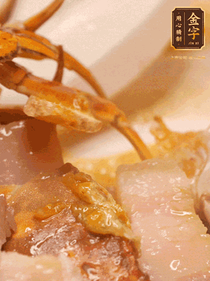 顏色變紅時(shí)，放蔥結(jié)、姜片煸香，再放咸肉、茭白、毛豆翻炒