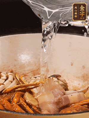 加料酒/花雕酒去腥，加入開水燜10分鐘左右