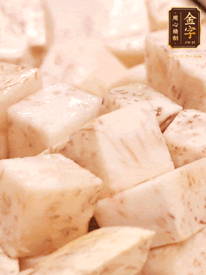 鍋上火下足油，將芋頭炸金黃色至熟