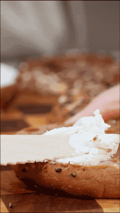 貝果在烤箱中180度復烤5分鐘，涂上芝士