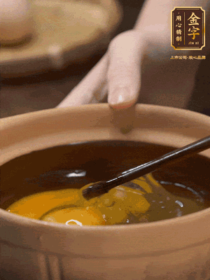 雞蛋打入砂鍋，充分打勻，1.5倍的溫水加一勺鹽，倒入蛋液中，攪拌均勻后用勺子舀去表面浮沫