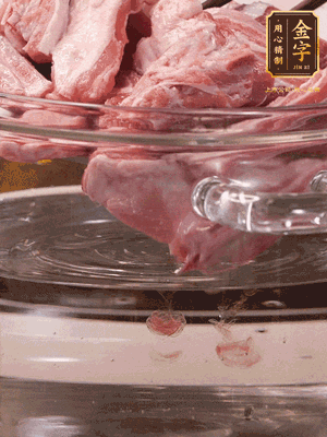 羊排清水洗凈，冷水浸泡30分鐘-2個小時，去除血沫。冷水下鍋，小火加熱析出血水后洗凈備用