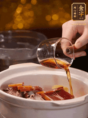 羊排、火腿、姜片一起入砂鍋，大火煮到沸騰