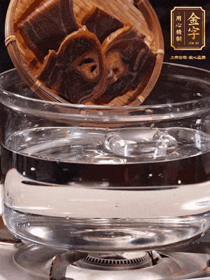 火腿蹄片，冷水下鍋，加蔥姜、料酒焯水