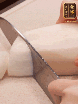 蘿卜削皮，切成滾刀塊