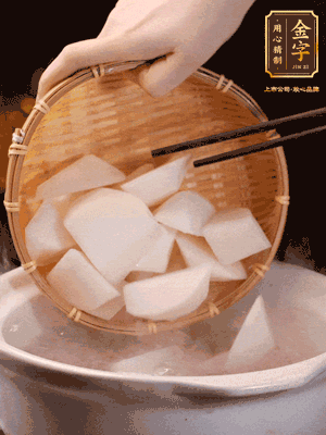 大火煮開后，轉(zhuǎn)中小火燉40分鐘，挑出蔥結(jié)，再下蘿卜燉20分鐘