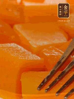 南瓜去皮，一半切塊備用，一半切塊蒸熟，碾成泥