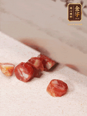 金字香腸切成圓片，姜切絲