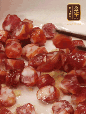 砂鍋熱油，下姜絲、香腸煸香