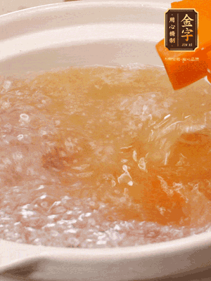 倒入開水、南瓜塊、南瓜泥中火煮5分鐘