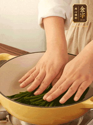 小蔥鋪在底部，放上生姜